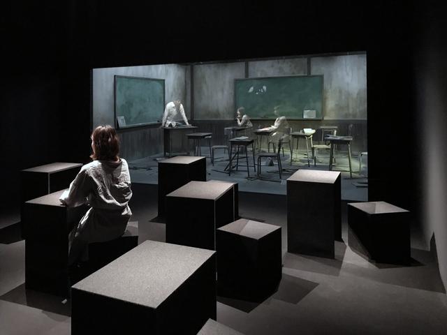 画像: 《教室》 The Classroom 2017 木材、窓、机、椅子、ドア、ガラス、照明 Wood, window, desk, chair, door, glass, light 1220 × 550 × 430 cm photo©cinefil:ms