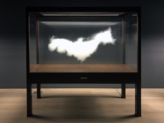画像: 《雲(日本)》The Cloud (Japan) 2016 高透過ガラス、セラミック・インク、木材、照明 Ultra clear glass, ceramic ink, wood, light 199.5 × 205 × 81 cm 作家蔵| Collection of the Artist Courtesy: Sean Kelly Gallery and Art Front Gallery photo©cinefil:ms