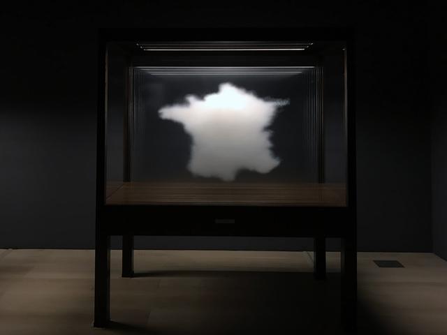 画像: 《雲(フランス)》The Cloud (France) 2016 高透過ガラス、セラミック・インク、木材、照明 Ultra clear glass, ceramic ink, wood, light 199.5 × 160 × 81 cm 作家蔵| Collection of the Artist Courtesy: Sean Kelly Gallery and Art Front Gallery photo©cinefil:ms