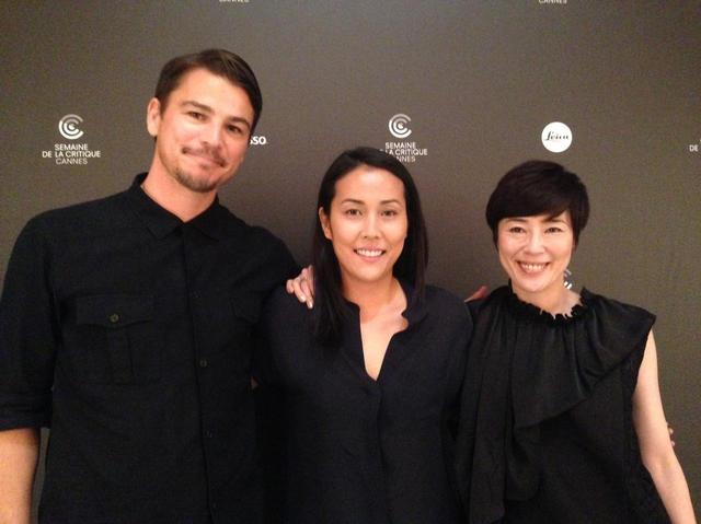 画像: 日本人監督として10年ぶりにカンヌ”批評家週間”部門に出品された『オー・ルーシー!』(カンヌでの写真) 右 主演の寺島しのぶ、中央 平栁敦子監督、左出演のジョシュ・ハートネット