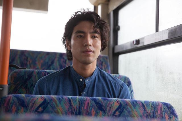 画像: 1988年8月29日生まれ。東京都出身。2006 年、映画『タイヨウのうた』で映画デビュー。2008年に 『トウキョウソナタ』で、高崎映画祭最優秀新人男優賞を受賞した後、2010 年には『ウルトラマン ゼロ THE MOVIE 超決戦!ベリアル銀河帝国』で映画初主演を果たした。さらに活躍の場を舞台にも広 げて、2012 年『家康と按針』での初舞台から『非常の人 何と非常に〜奇譚 平賀源内と杉田玄白〜』 (2013)、『炎 アンサンディ』(2014)『すべての四月のために』(2017)など話題作に出演し、 2015 年からは小柳兄弟ユニットGus4 による二人芝居を制作・運営。他にも『ミス・パイロット』(2 013/CX)、『ゴーストライター』 (2015/CX)など数多くのテレビドラマでも活躍。 ©2017 埼玉県/SKIPシティ彩の国ビジュアルプラザ