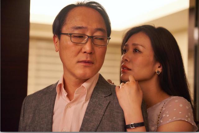 画像: 客としてきた雪村(佐野史郎) と結婚する主人公 ©「私は絶対許さない」製作委員会