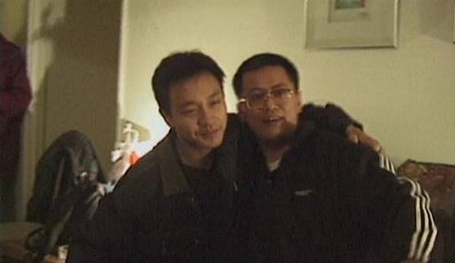 画像: レスリー・チャン(画面・左)とウォン・カーウァイ(画面・右) www.hkcinemagic.com