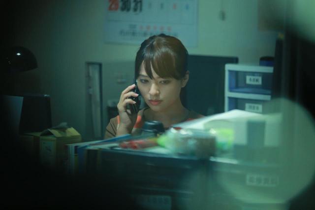 画像: 引越し店で電話をする香織(水崎綾女) (c)『一人の息子』製作委員会