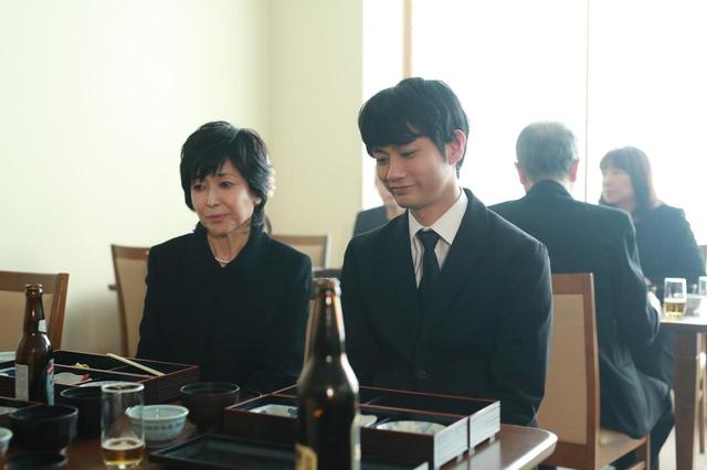 画像: 斎場の樹(馬場良馬)と叔母の郁子(竹下景子) (c)『一人の息子』製作委員会