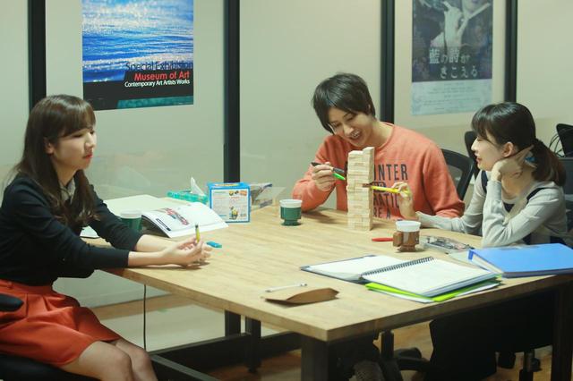 画像: 製作会社で話している阿部(高崎翔太)と大石(双松桃子)と遠藤(橘美緒) (c)『一人の息子』製作委員会