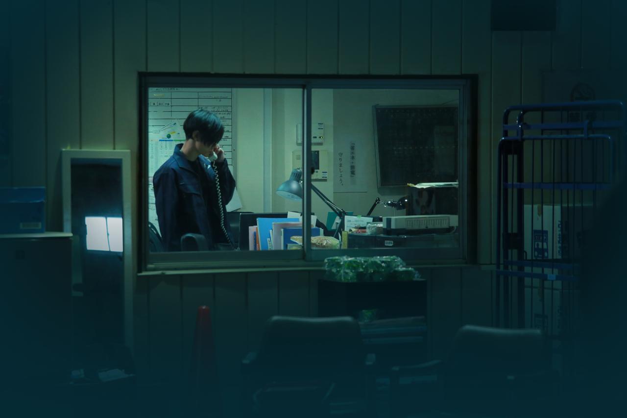 画像: 電話にでる歩(玉城裕規) (c)『一人の息子』製作委員会