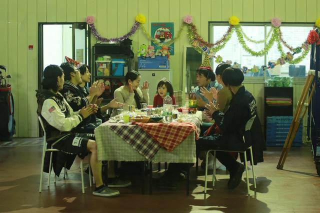 画像: 引越し屋での誕生日会 (c)『一人の息子』製作委員会