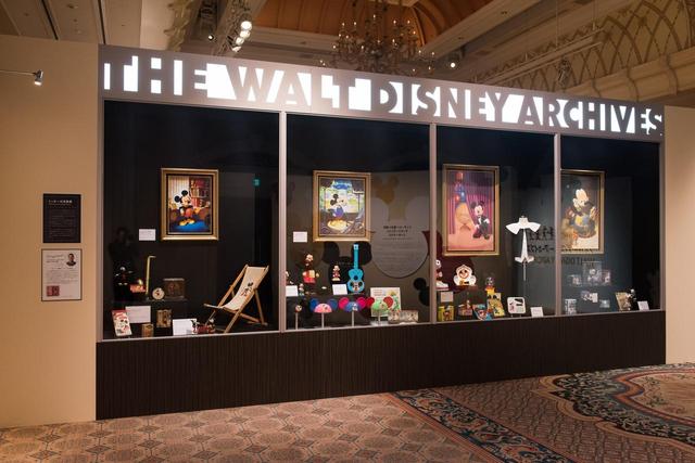 画像: ウォルト・ディズニー・アーカイブスのロビーにある巨大なショーケースを再現 ©Disney