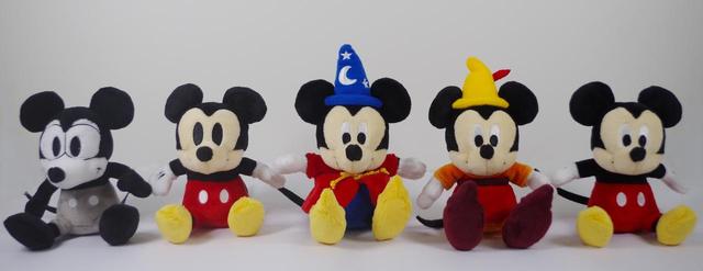 画像: ぬいぐるみ(左から、Plane Crazy/Vintage Style/Fantasia/Fun and Fancy Free/Modern Style) 各 ¥1,620(税込み) ©Disney