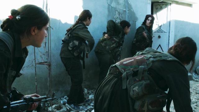 画像2: ISとの戦闘で瓦礫と化したシリア北部の街で、 大学生のディロバンは手作りのラジオ局をはじめる