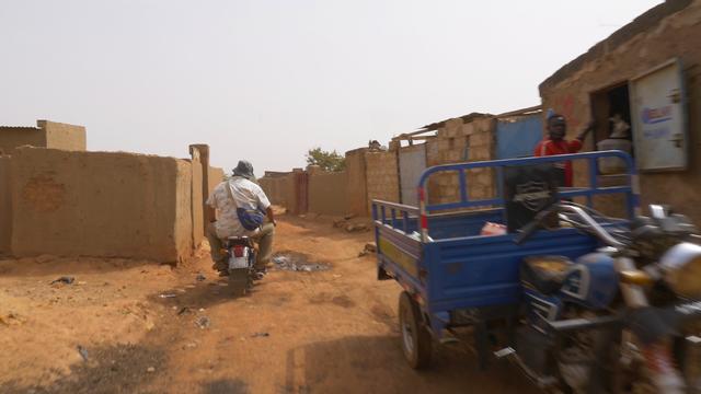画像: バイクに跨っている清水さん