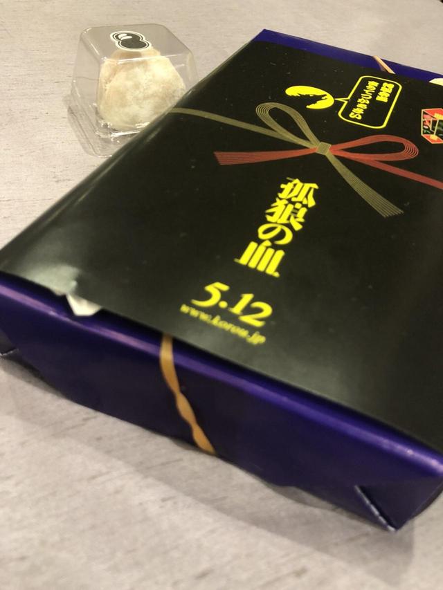 画像13: スタンド花が並びつくす銀座の店のオープン! 同じ様子が丸の内TOEI2の前に登場!(本物の一流店から--)