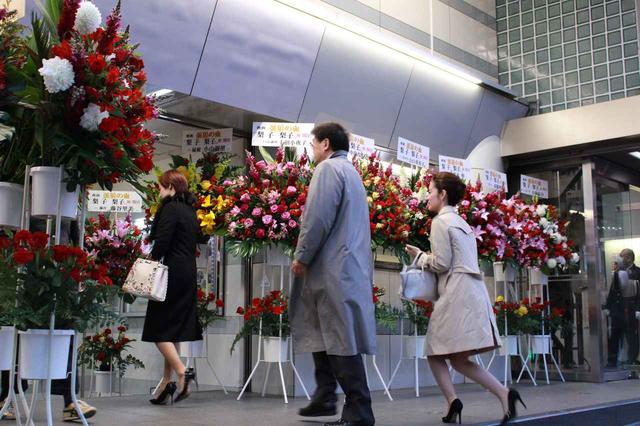 画像7: スタンド花が並びつくす銀座の店のオープン! 同じ様子が丸の内TOEI2の前に登場!(本物の一流店から--)