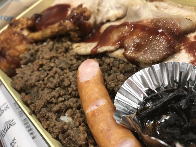 画像12: スタンド花が並びつくす銀座の店のオープン! 同じ様子が丸の内TOEI2の前に登場!(本物の一流店から--)