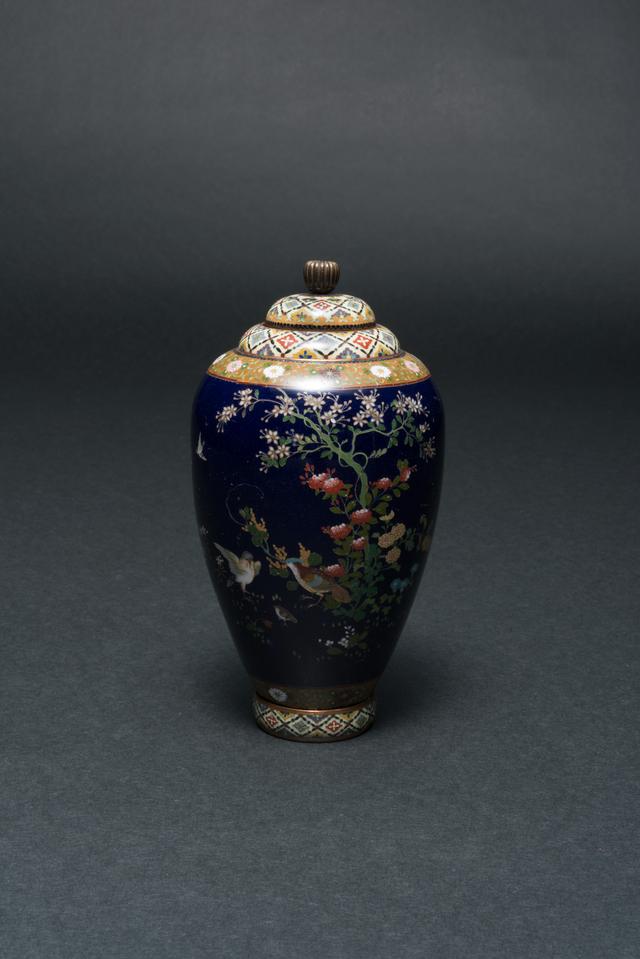 画像: 並河靖之 《花鳥図蓋付飾壺》 明治~大正時代 有線七宝 京都国立近代美術館