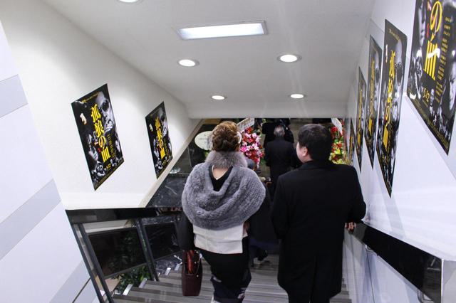 画像9: スタンド花が並びつくす銀座の店のオープン! 同じ様子が丸の内TOEI2の前に登場!(本物の一流店から--)