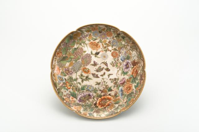 画像: トーマス・B・ブロー 《花蝶図輪花皿》 明治~大正時代 陶、色絵金彩 京都国立近代美術館