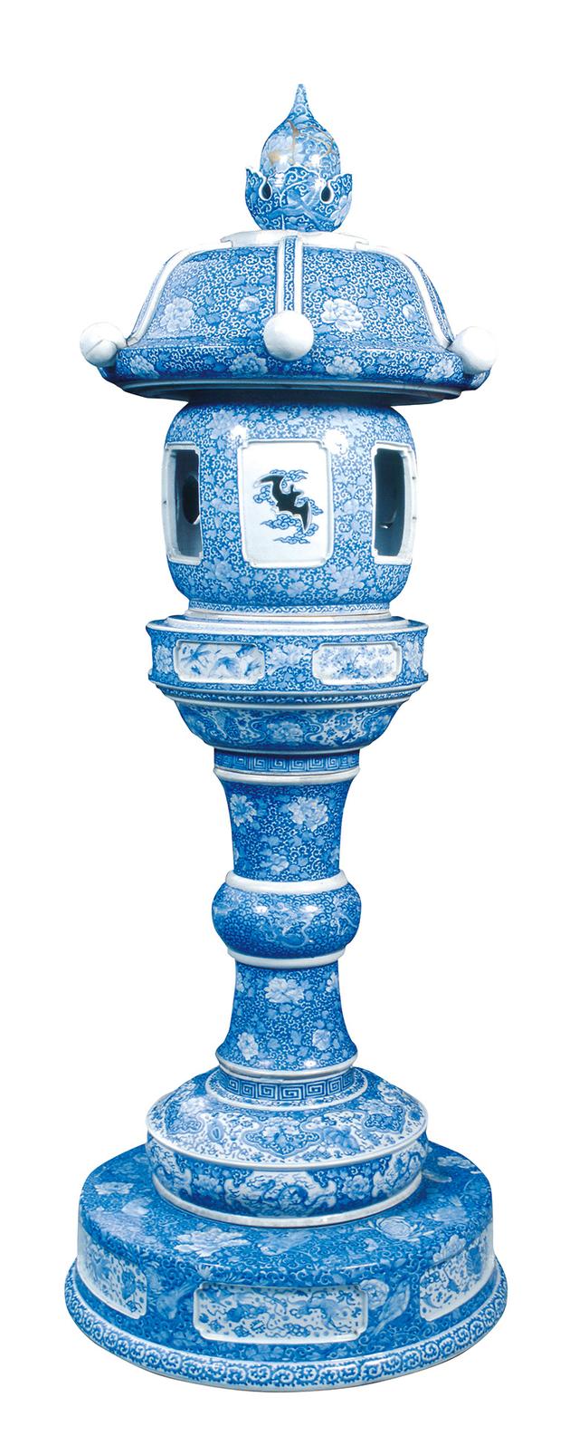 画像: 加藤杢左衛門 《染付花唐草文大燈籠》 明治時代前期~中期 磁器、染付 個人蔵(瀬戸蔵ミュージアム寄託)
