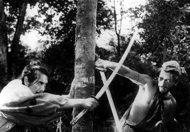 画像: Masayuki Mori (L), Toshiro Mifune (R) © 1950 KADOKAWA