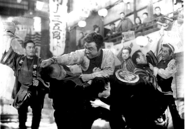 画像: Tsumasaburo Bando (center) © 1943 KADOKAWA