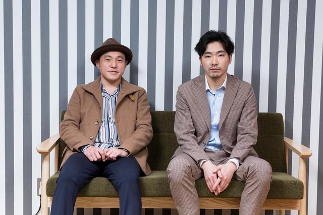 画像2: 左より冨永昌敬監督と、実在する末井昭を演じた柄本佑
