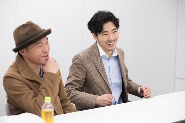 画像1: 左より冨永昌敬監督と、実在する末井昭を演じた柄本佑