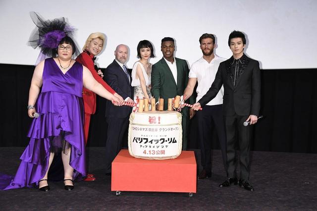 画像4: 『パシフィック・リム:アップライジング』ジャパンプレミア ▼出席者: ジョン・ボイエガ、スコット・イーストウッド 菊地凛子、新田真剣佑、スティーヴン・S・デナイト監督 スペシャルサポーター: メイプル超合金(安藤なつ、カズレーザー)※ピンポイント吹替担当 ▼日時:3月 26 日(月) ▼会場:東京ミッドタウン日比谷