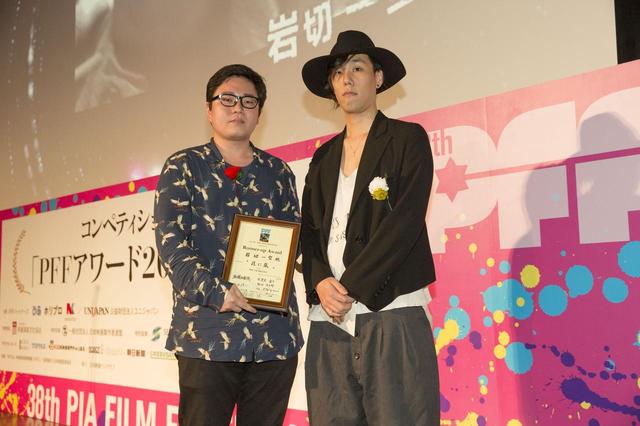 画像: PFFアワード2016準グランプリ授与(PFF表彰式より)最終審査員を務めたRADWIMPS野田洋次郎氏から