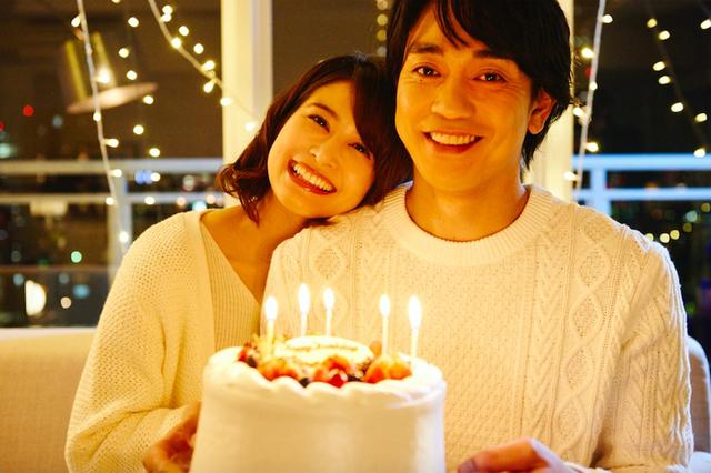 画像: 幸せそうな笑顔で誕生日ケーキを持つ青柳翔と佐津川愛美 ©2018 CINEMA FIGHTERS