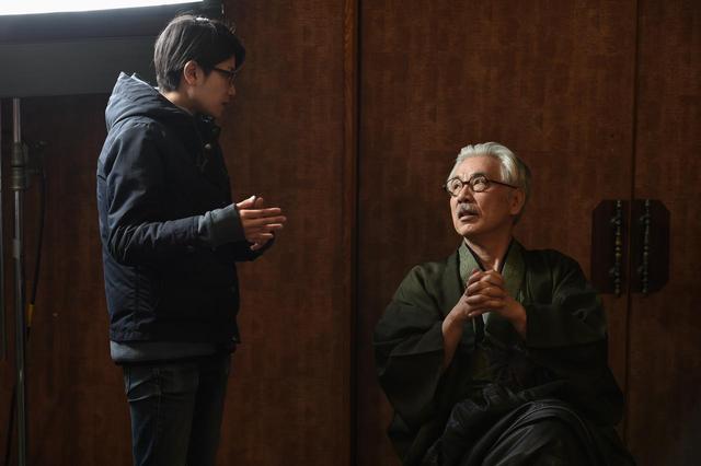 画像: 大木萠監督とイッセー尾形のメイキング写真