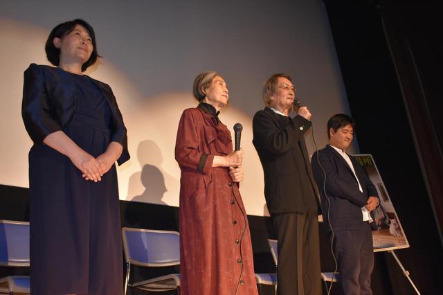画像1: 左より池谷のぶえ 樹木希林 山﨑努 沖田修一監督