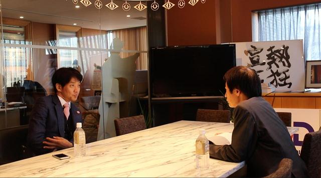 画像2: 左、松村厚久 右 奥山和由 © 2018 吉本興業/チームオクヤマ