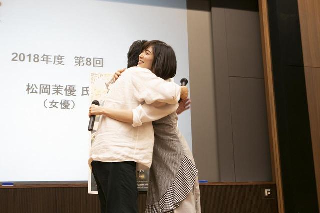 画像: ハグする是枝裕和監督、松岡茉優
