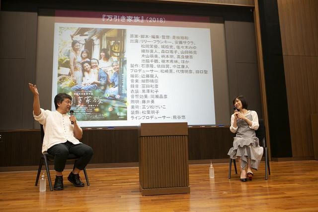 画像: 左より是枝裕和監督、松岡茉優