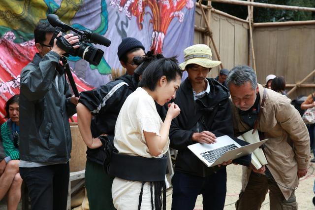 画像: 木竜麻生 自分の演技を熱心にチェック
