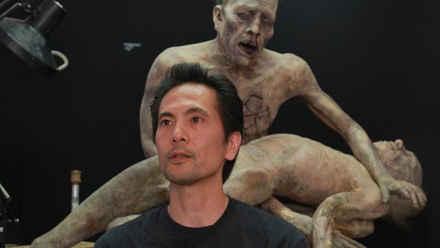 画像: インタビュー中の片桐さん。何やら奥の二人の様子がおかしな事になっていますが…。