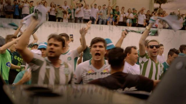 画像2: 南米クラブ杯・決勝戦へ向かうサッカーチーム彼らはいかに復活を遂げたのか? メッシ、Cロナウドも黙とうを捧げたあの悲劇から… シャペコエンセ復活の奇蹟!『わがチーム、墜落事故からの復活』