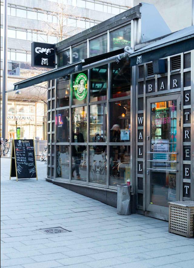 画像: 主人公カリード(シェルワン•ハジ)がコーヒーを飲むシーンの撮影現場、 中央駅からも近い〈ウォール・ストリート・バー〉
