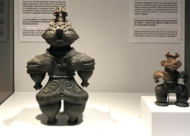 画像: 左:遮光器土偶 宮城県大崎市 蕪栗恵比寿田出土 東京国立博物館蔵 右:遮光器土偶 宮城県蔵王町 鍛冶沢遺跡出土 宮城・仙台市博物館蔵 photo©cinefil