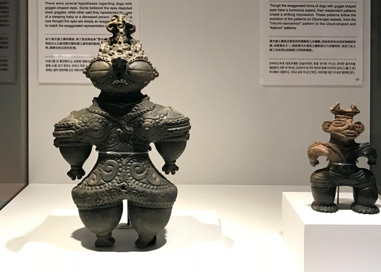 画像: 左:遮光器土偶 宮城県大崎市 蕪栗恵比寿田出土 東京国立博物館蔵 右:遮光器土偶 宮城県蔵王町 鍛冶沢遺跡出土 宮城・仙台市博物館蔵 photo©cinefil