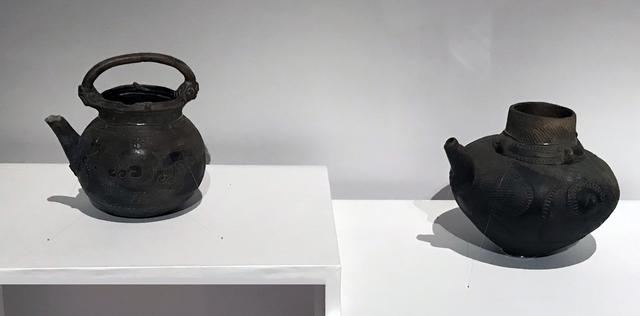 画像: 左:縄文土器の重要文化財指定第1号 注口土器 茨城県稲敷市 推塚貝塚出土 兵庫・辰馬考古学資料館蔵 右:縄文土器の重要文化財指定第2号 注口土器 青森県十和田市 米田字瀬ノ沢出土 東京国立博物館蔵 photo©cinefil