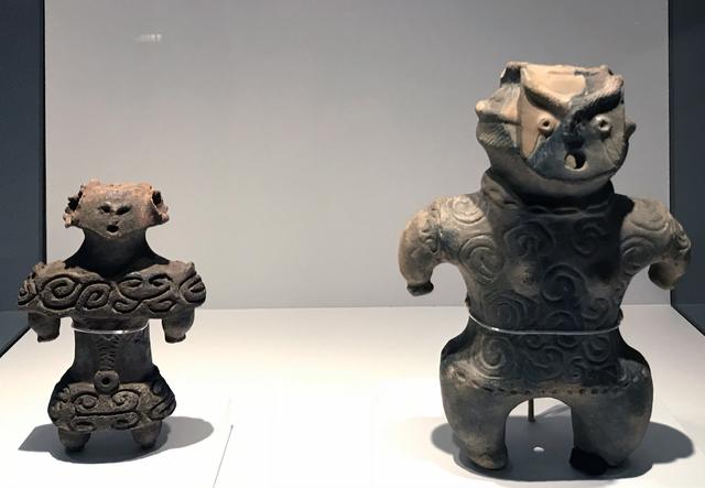 画像: 左:土偶 北海道室蘭市輪西町出土 東京国立博物館蔵 右:土偶 群馬県板倉町 板倉遺跡出土 東京大学総合研究博物館蔵 photo©cinefil