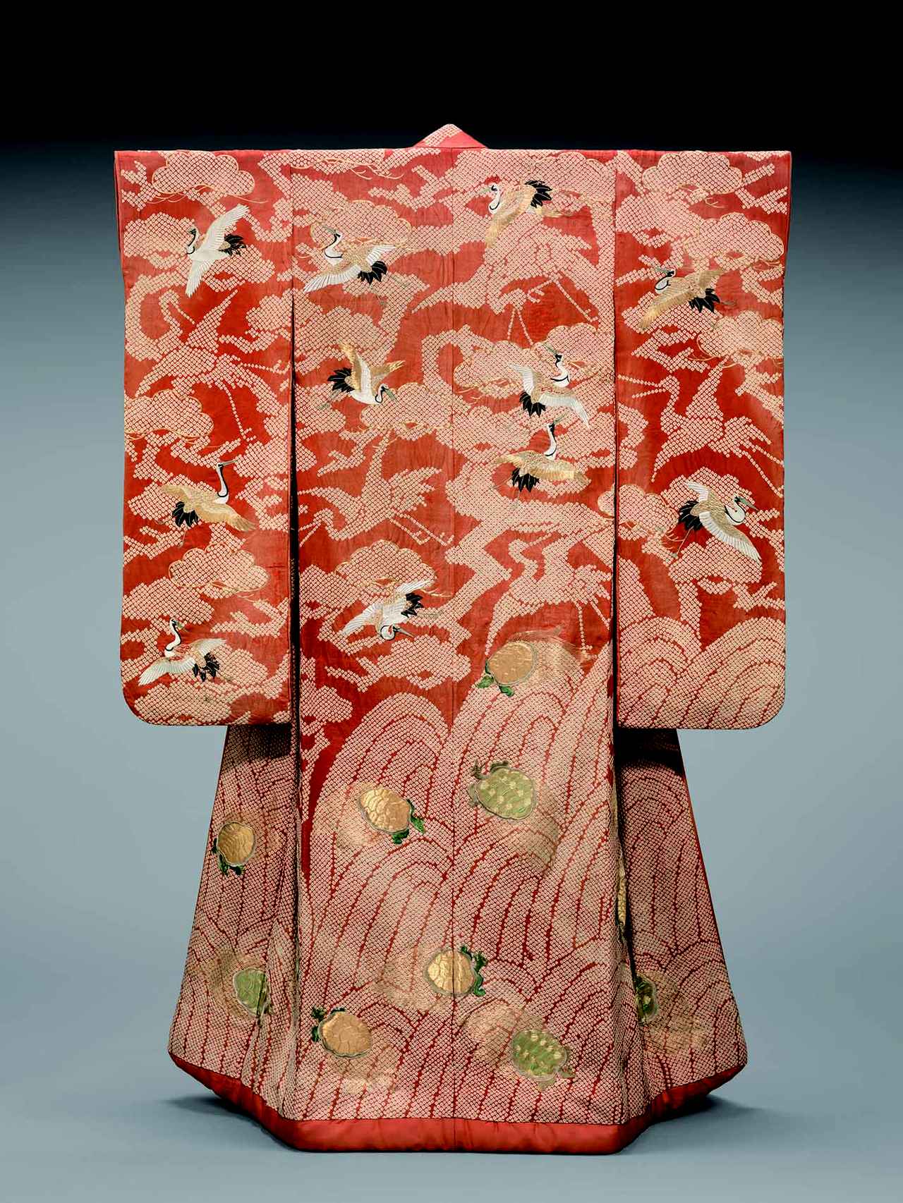 画像: 《紅綸子地松鶴波亀模様打掛》江戸時代後期、19世紀後半 William Sturgis Bigelow Collection, 11.3863 Photograph © Museum of Fine Arts, Boston
