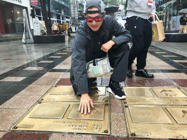 画像: 若松の手形に手を合わせる井浦新さん