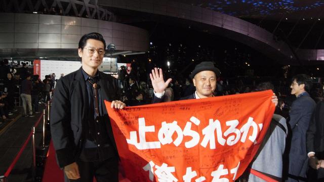 画像: 左より井浦新、白石和彌監督