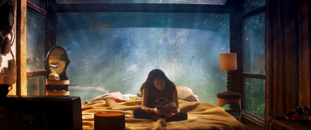 画像: マンディが読んでいる本のタイトル「Seeker of the Serpent’s Eye」と同名の曲も収録 © 2017 Mandy Films, LTD. All Rights Reserved