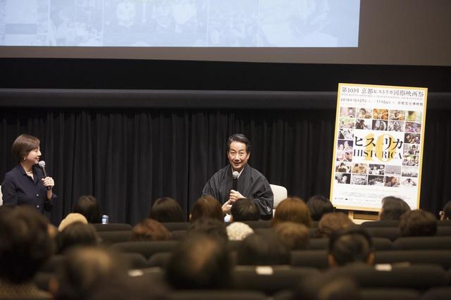 画像2: 中央 中村扇雀さん 左 聞き手 飯星景子さん