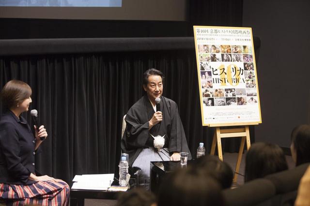 画像1: 中央 中村扇雀さん 左 聞き手 飯星景子さん