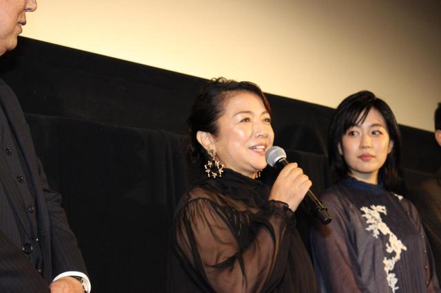 画像: 中央 原日出子 右 木竜麻生